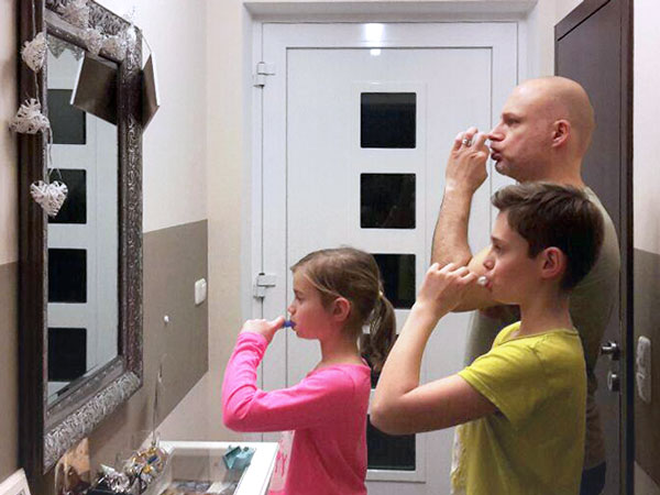 Familie beim FaceFormer Training vorm Spiegel