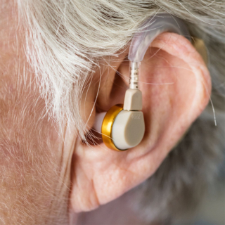Tinnitus Noiser werden in Hörgeräte eingebaut.