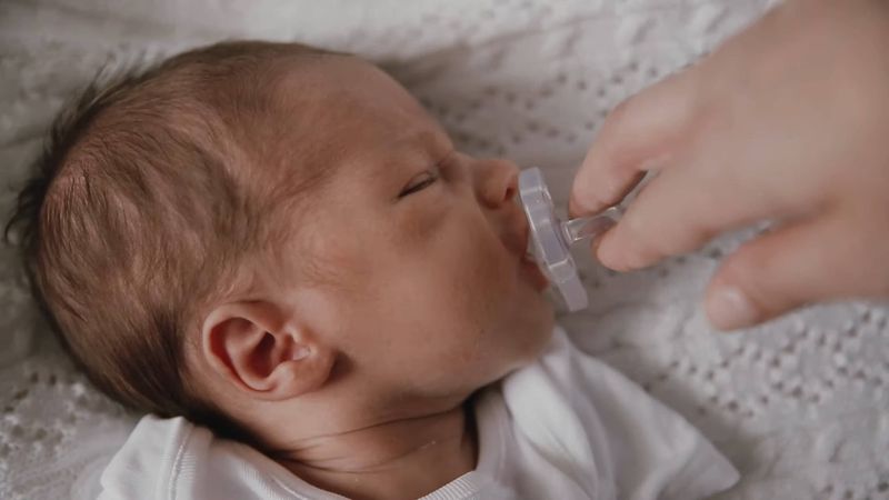 Andauerndes Nuckeln am Schnuller ist gefährlich.